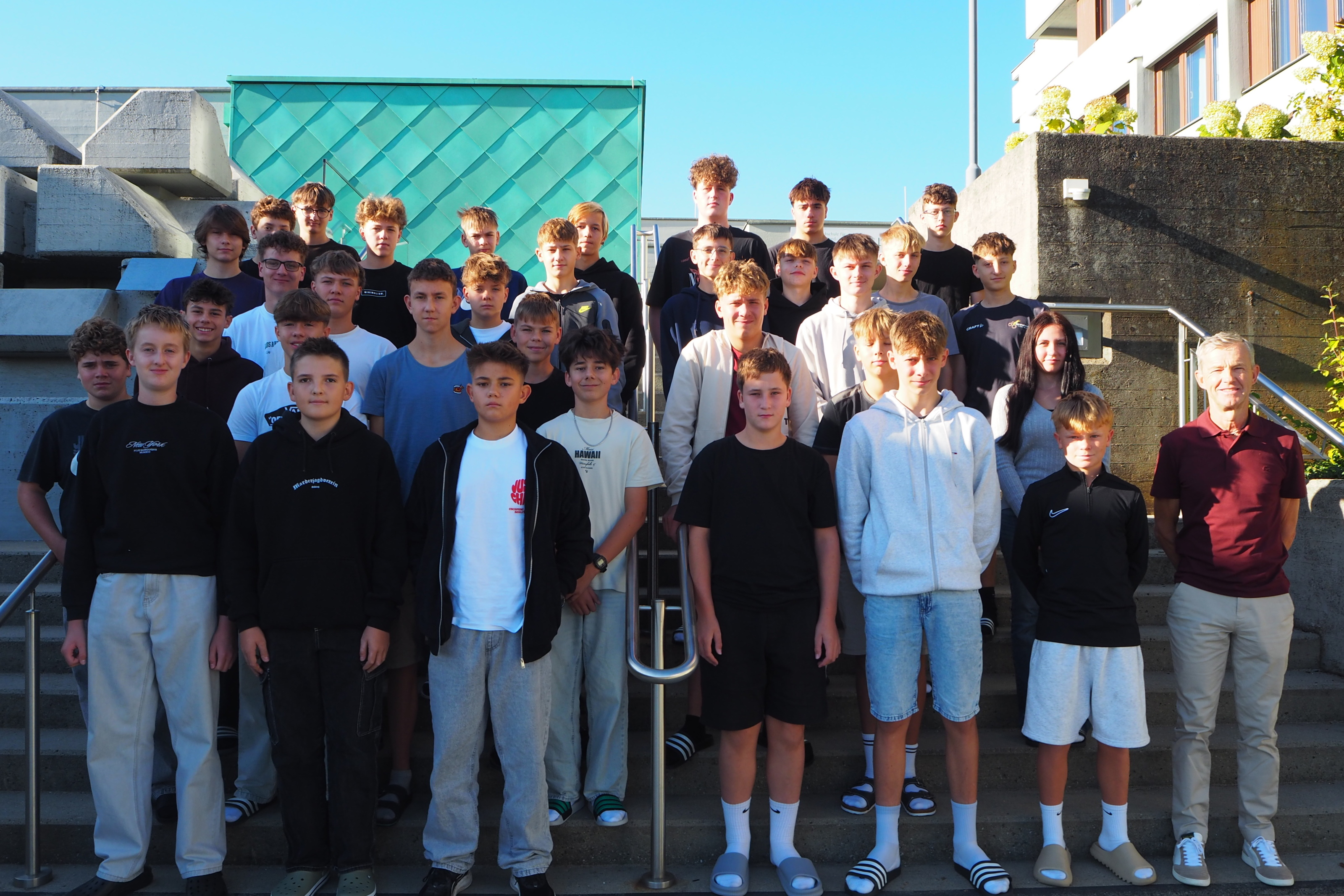 am Foto sind die Schülerinnen und Schüler von der 1a Klasse zu sehen