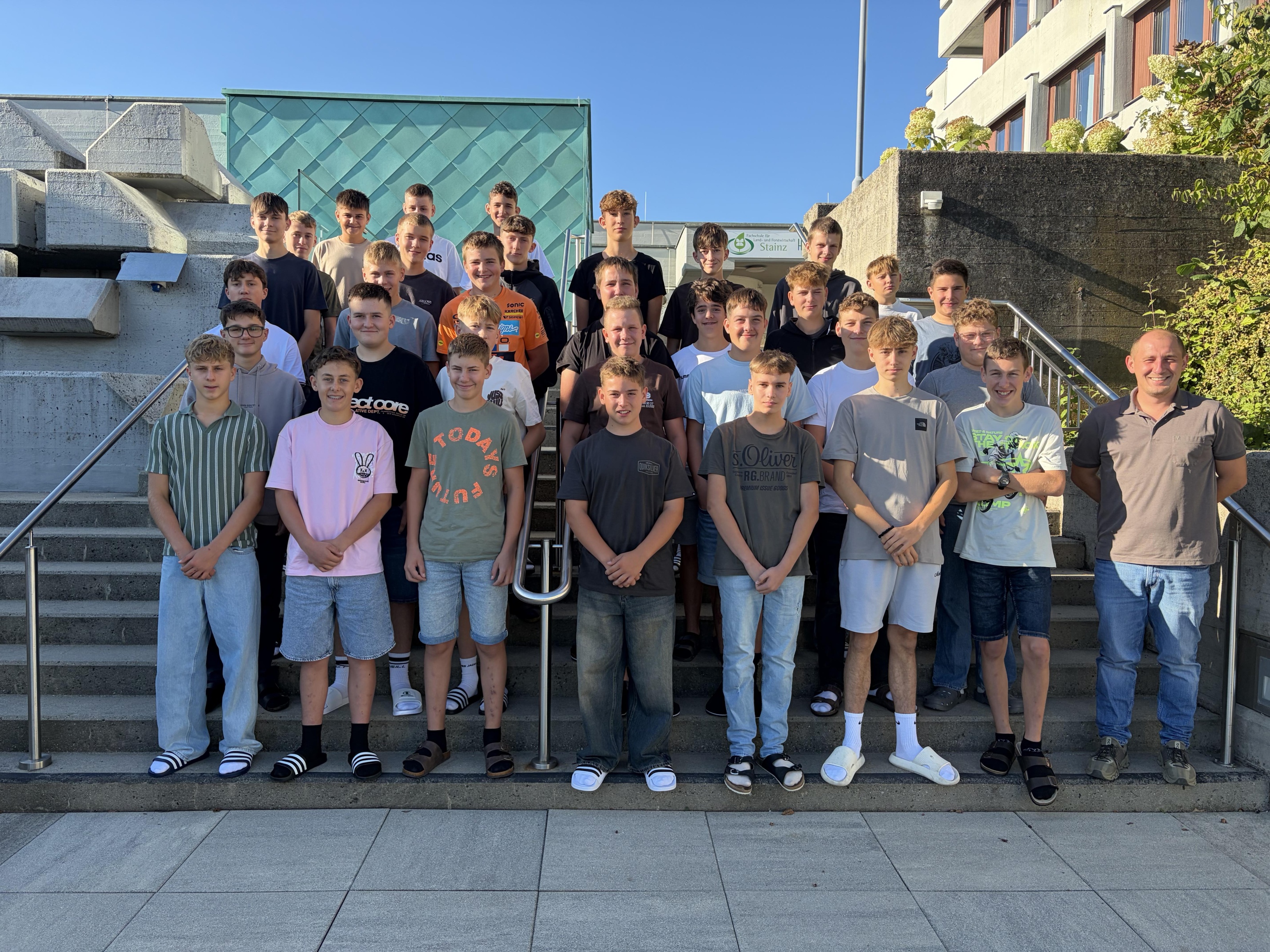 am Foto sind die Schülerinnen und Schüler von der 1b Klasse zu sehen