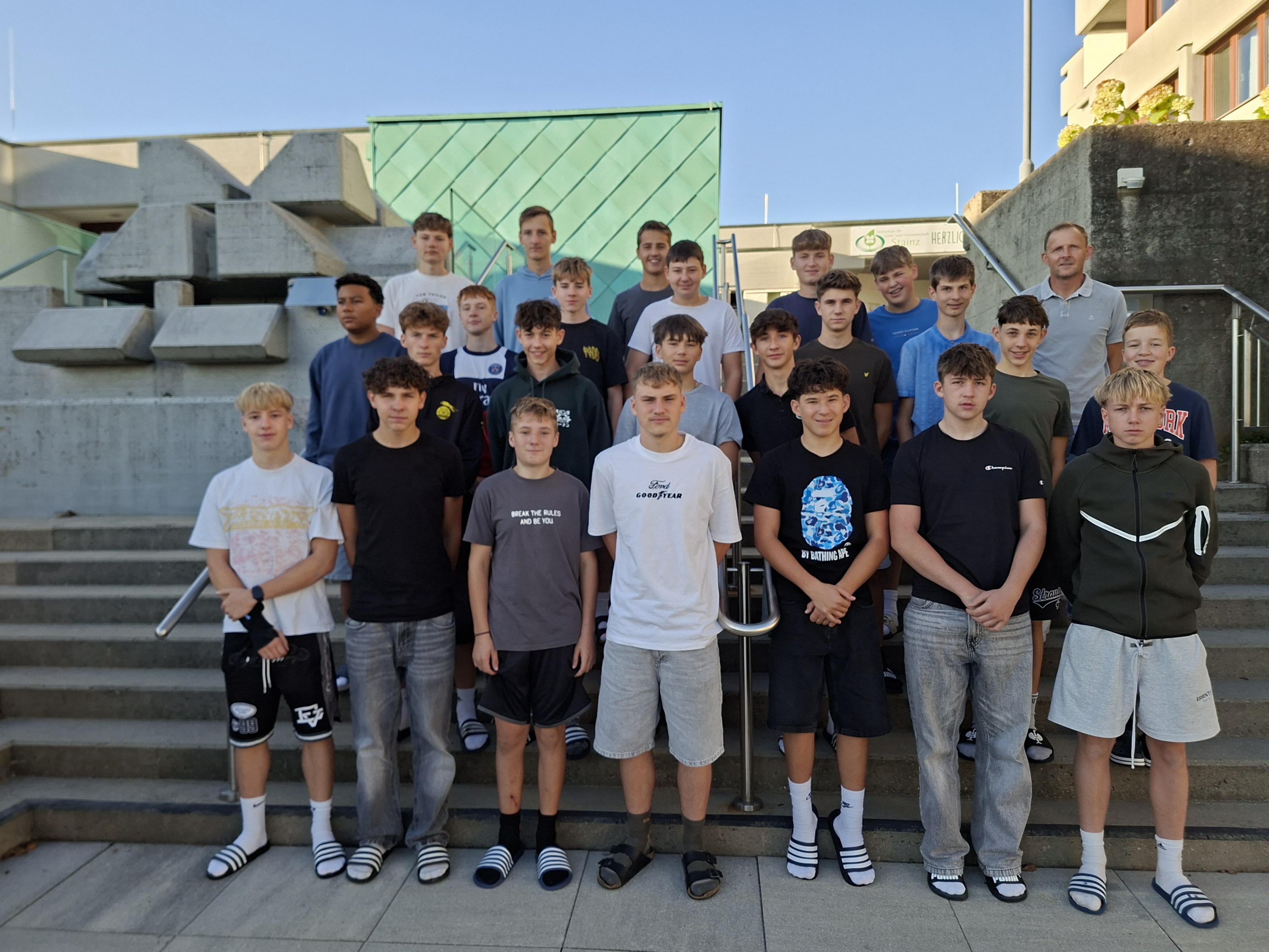 am Foto sind die Schülerinnen und Schüler von der 2b Klasse zu sehen
