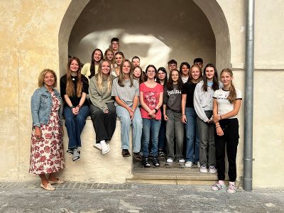 Klassenfoto der 3. Klasse, Schüler im Schlosshof