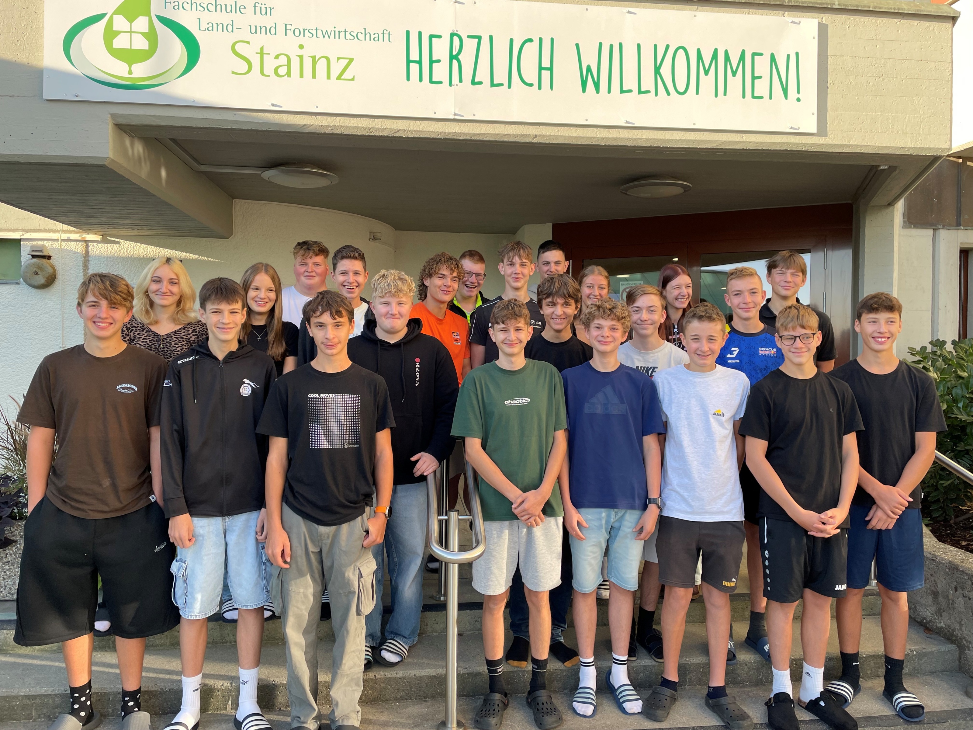 am Foto sind die Schülerinnen und Schüler von der 2a Klasse zu sehen