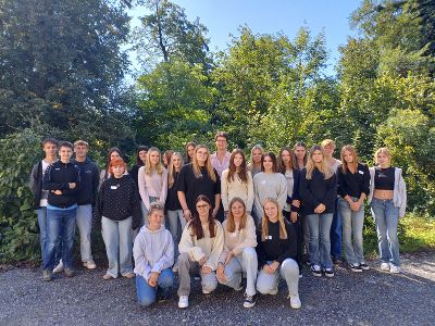 Gruppe von Schüler:innen unter einem Baum