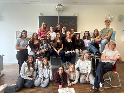 Schülergruppe im Klassenzimmer vor der Schultafel
