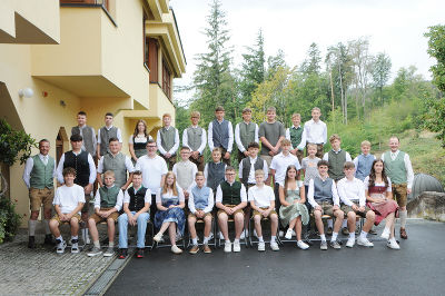 Schüler:innen und Schüler der 1B Klasse