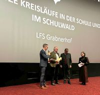 Überreichung Pokal zum Siegerprojekt in der Kategorie Bildung & Kommunikation, v. l. n. r. Christian Metschina, Dir. Christian Forstner, LK-Präsident Andreas Steinegger, Lisa Münzer