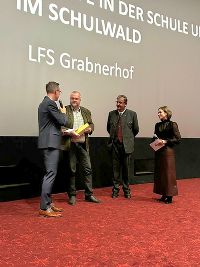 Überreichung Pokal zum Siegerprojekt in der Kategorie Bildung & Kommunikation, v. l. n. r. Christian Metschina, Dir. Christian Forstner, LK-Präsident Andreas Steinegger, Lisa Münzer