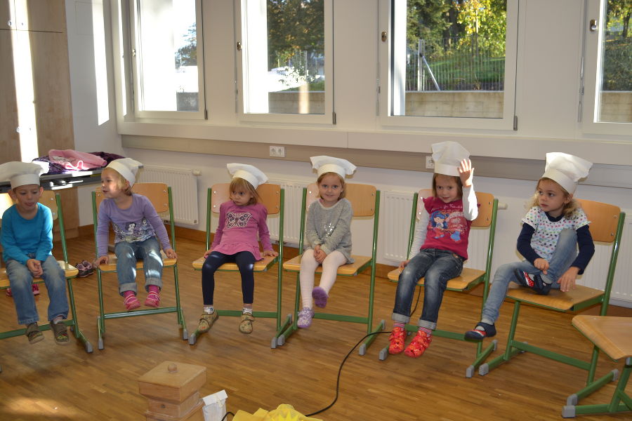 Kindergartenkinder beim Brot backen