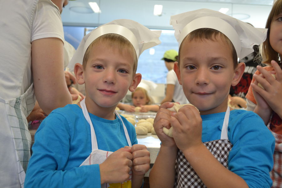 Kindergartenkinder beim Brot backen