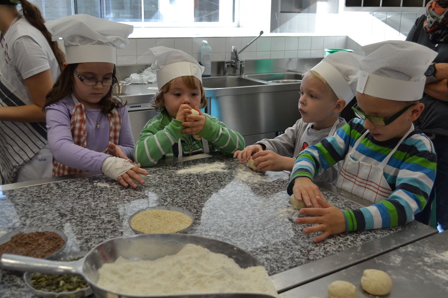 Kindergartenkinder beim Brot backen