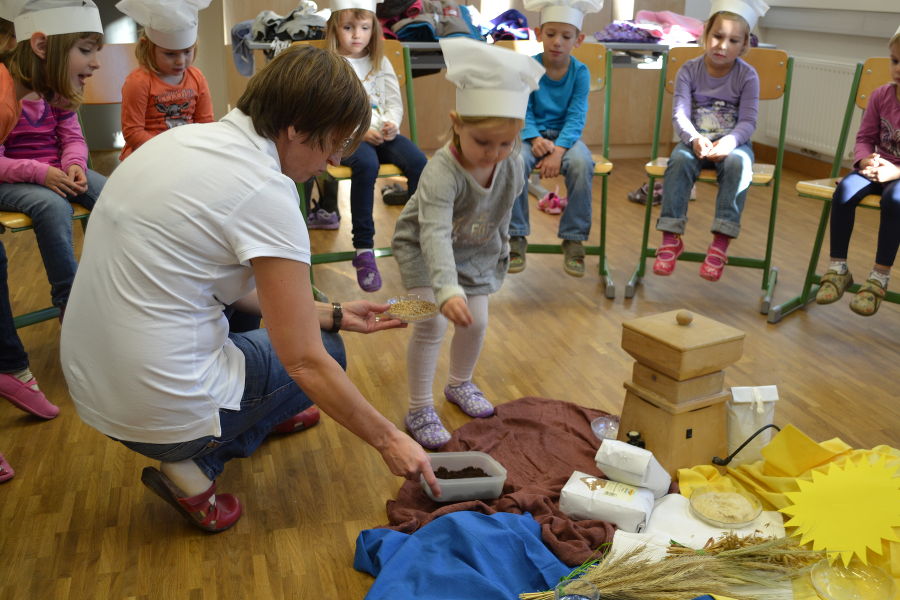 Kindergartenkinder beim Brot backen