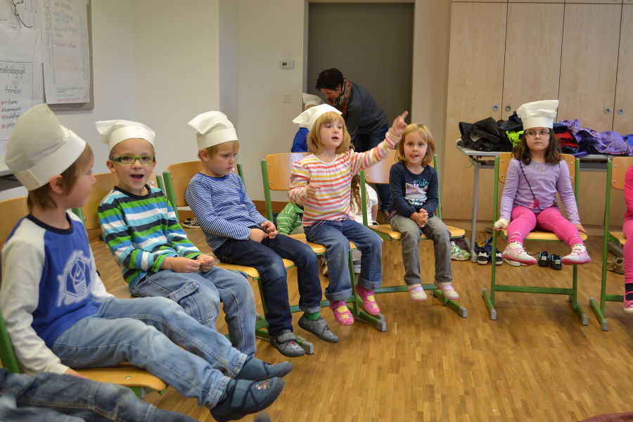 Kindergartenkinder beim Brot backen