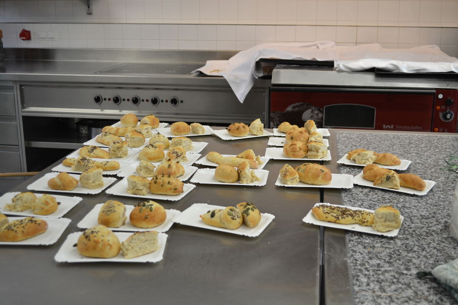 Kindergartenkinder beim Brot backen