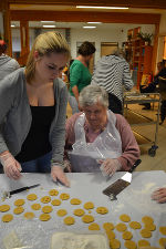 Kekse backen im Seniorenheim adcura-Pertlstein