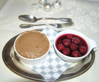 Warmer Schokokuchen mit Weichselragout u. Sauerrahmeis