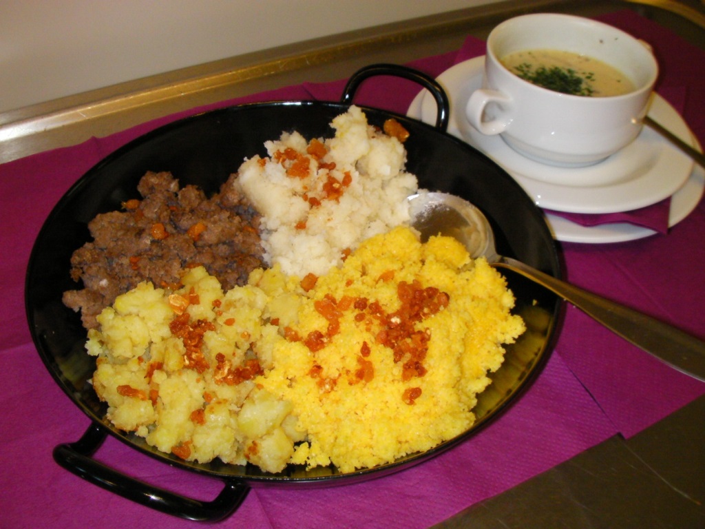 Schwammerlsuppe mit Sterzvariation - Fachschulen Land Steiermark