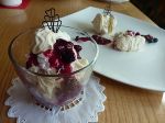 Baiser mit frischen Erdbeeren oder Beerenragout und Obers © FS Schloss Stein