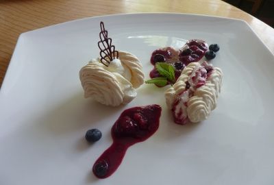 Baiser mit frischen Erdbeeren oder Beerenragout und Obers © FS Schloss Stein Baiser mit frischen Erdbeeren oder Beerenragout und Obers