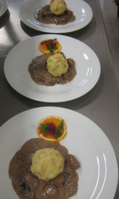 Hirschragout mit Erdäpfel-Semmelknödel