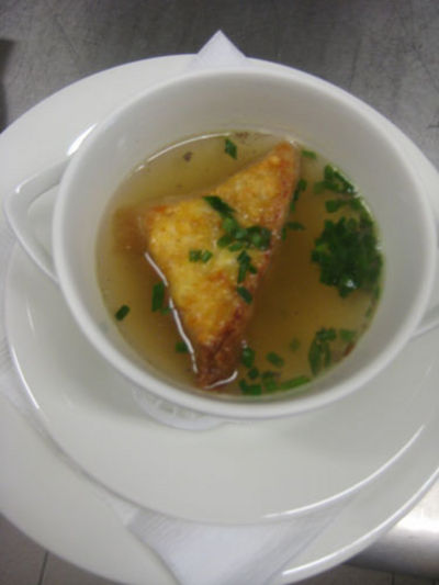 Käseröstschnitten in klarer Suppe