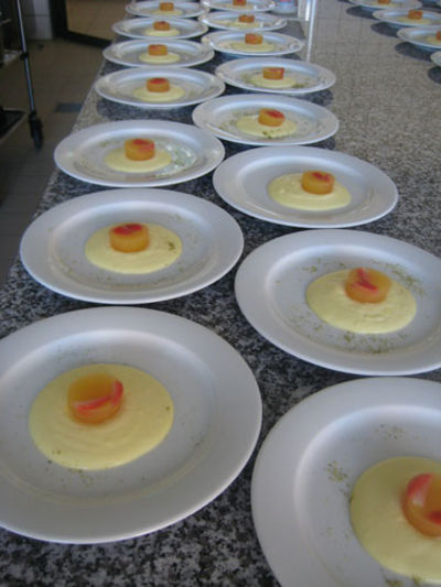 Erdbeer-Orangensülzchen an Vanillecreme © FS Gröbming Erdbeer-Orangensülzchen an Vanillecreme