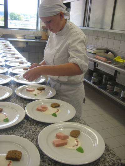 Zwetschkenterrine auf Zimtjoghurt