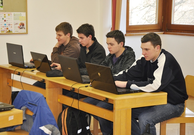 Lernen am Laptop wird in Kirchberg im Unterricht angeboten