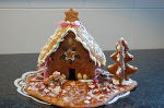 Lebkuchenhäuschen und Weihnachtstafel © FS Feistritz