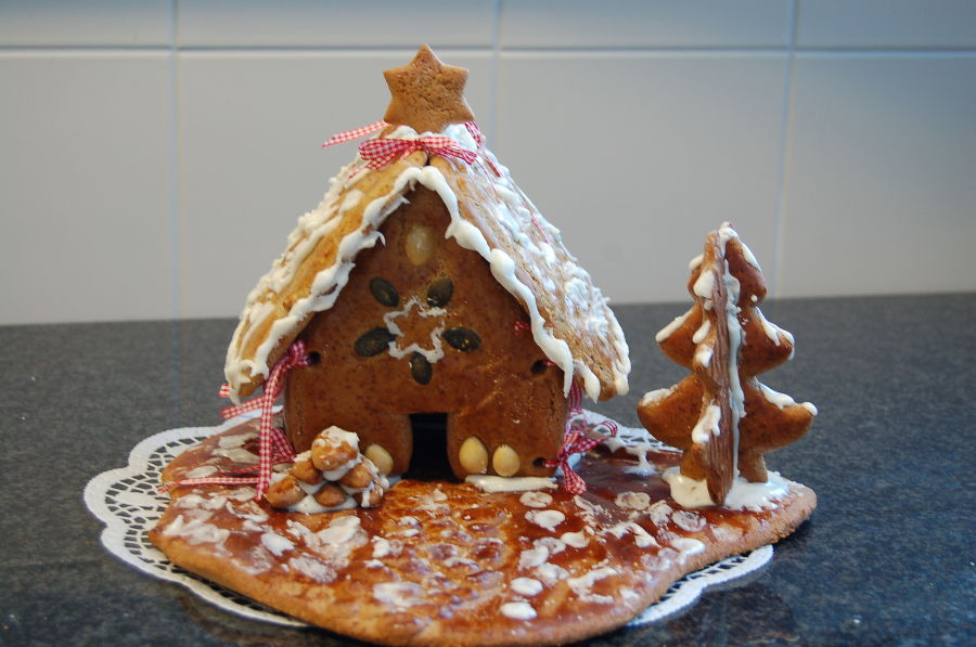 Lebkuchenhäuschen und Weihnachtstafel