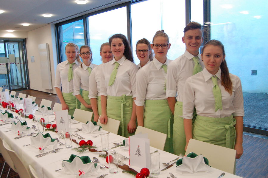 Lebkuchenhäuschen und Weihnachtstafel