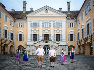 Schlosshof der Vachschule Halbenrein mit 6 Schülern stehend nach hinten gestaffelt. 