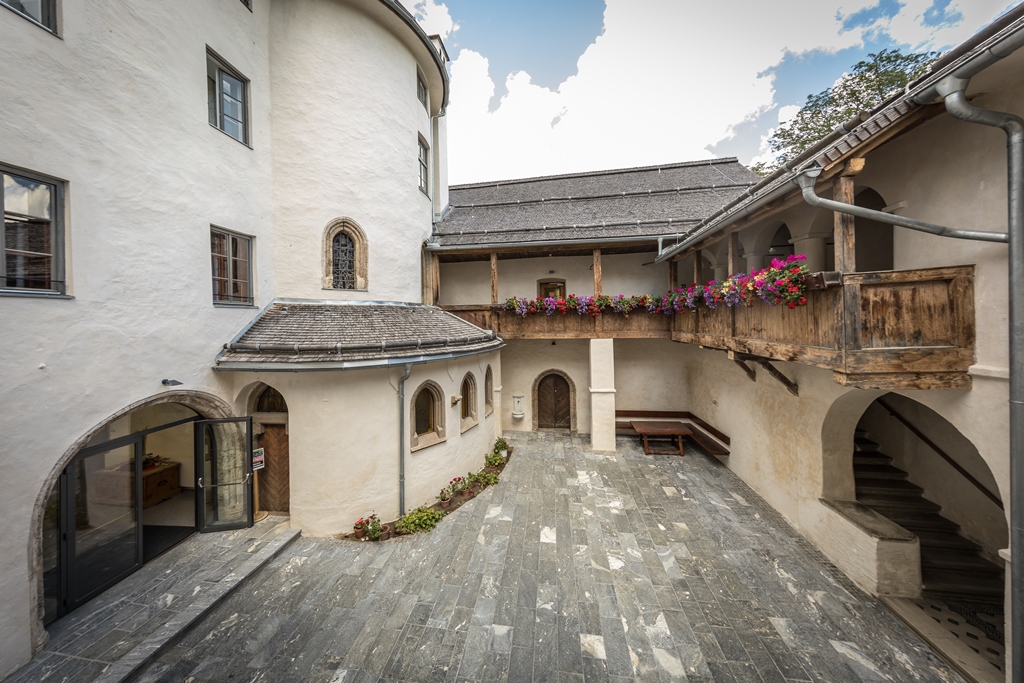 Der wunderschöne Schlosshof bietet sich für Agape an