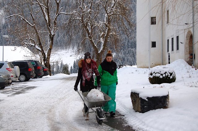 Die 1. Klasse beim Schneemann bauen