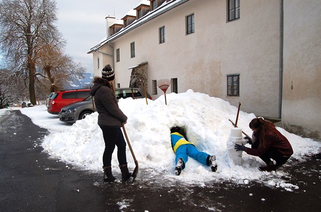 Die 1. Klasse beim Schneemann bauen