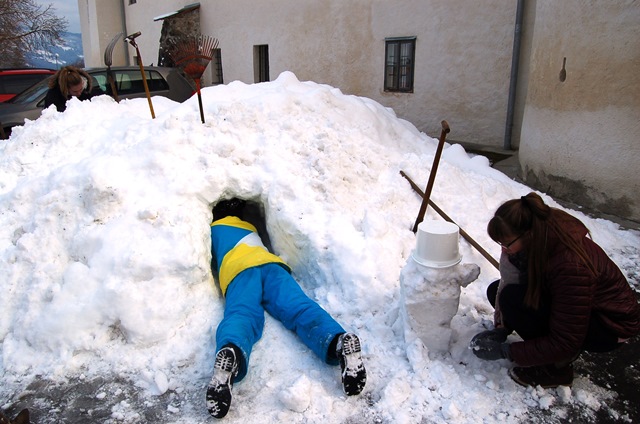 Die 1. Klasse beim Schneemann bauen