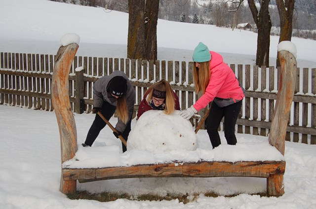 Die 1. Klasse beim Schneemann bauen