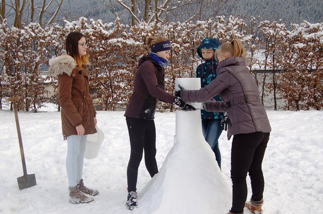 Die 1. Klasse beim Schneemann bauen