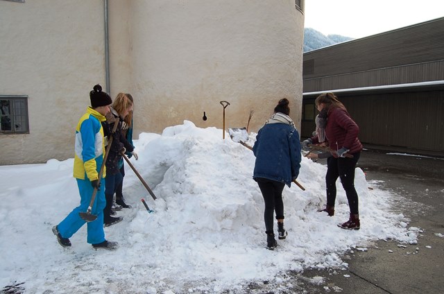 Die 1. Klasse beim Schneemann bauen