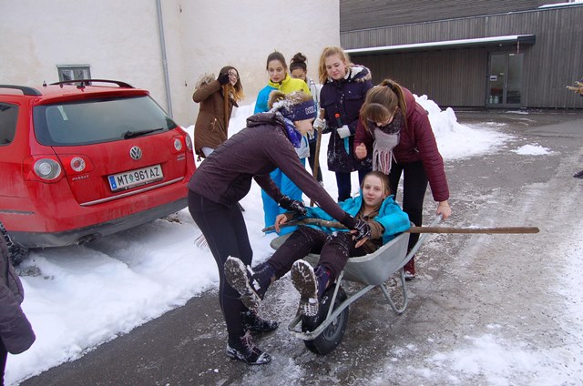 Die 1. Klasse beim Schneemann bauen