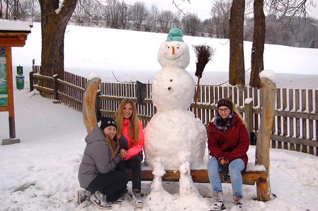 Die 1. Klasse beim Schneemann bauen