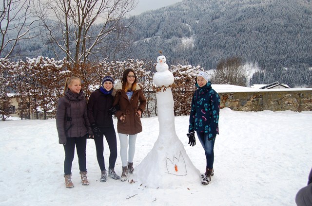 Die 1. Klasse beim Schneemann bauen