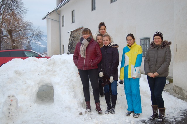 Die 1. Klasse beim Schneemann bauen