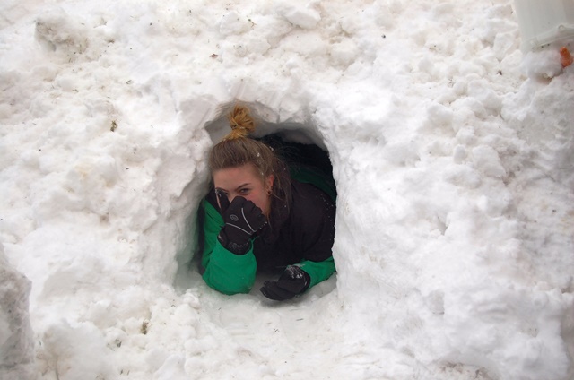 Die 1. Klasse beim Schneemann bauen