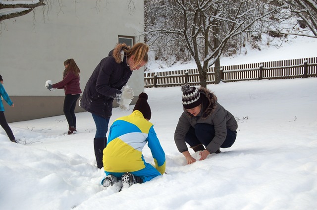 Die 1. Klasse beim Schneemann bauen