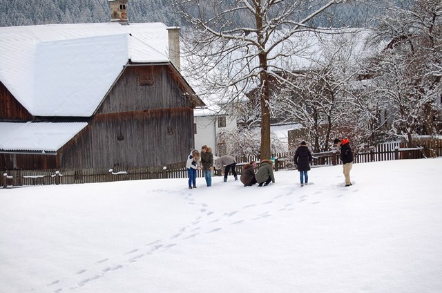 Die 1. Klasse beim Schneemann bauen