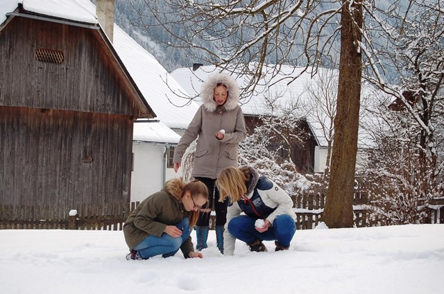 Die 1. Klasse beim Schneemann bauen