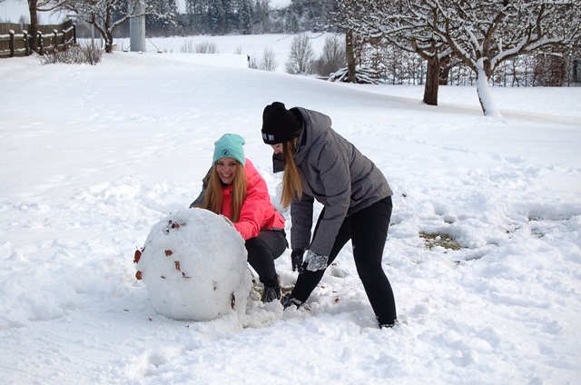 Die 1. Klasse beim Schneemann bauen