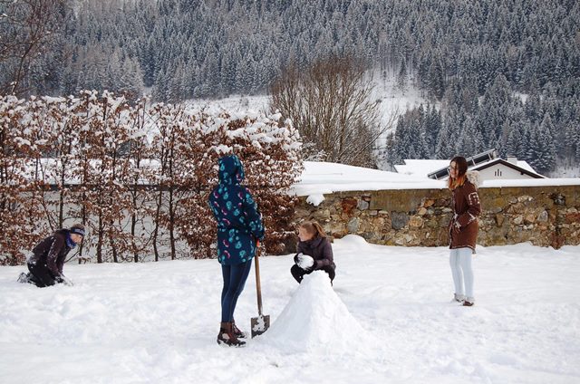 Die 1. Klasse beim Schneemann bauen