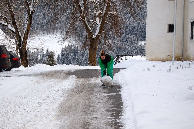 Die 1. Klasse beim Schneemann bauen