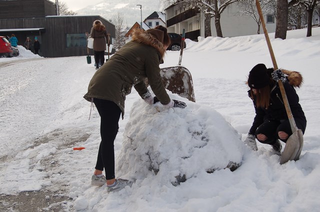 Die 1. Klasse beim Schneemann bauen