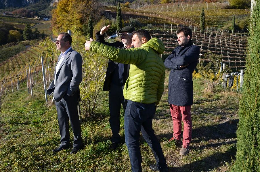 Dr. Günther Pertoll, Weinbaumeister Hans Schwarz und Kellermeiser Klaus Fischer folgen den Ausführungen von Paul Tauferer (Salesmanager Kellerei Kurtatsch)